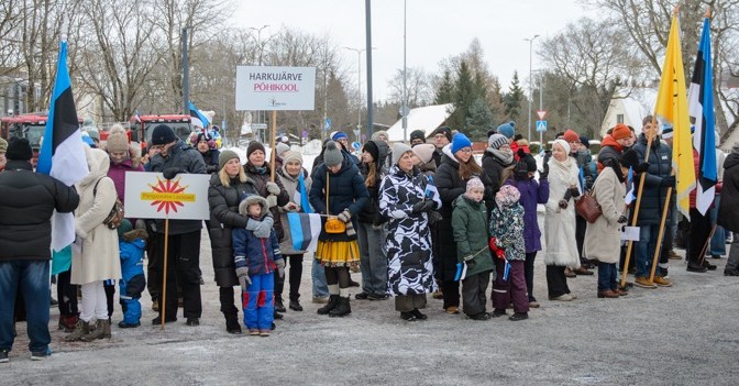 Suurupi naised EV 108. sünnipäeva lipuheiskamisel tantsimas